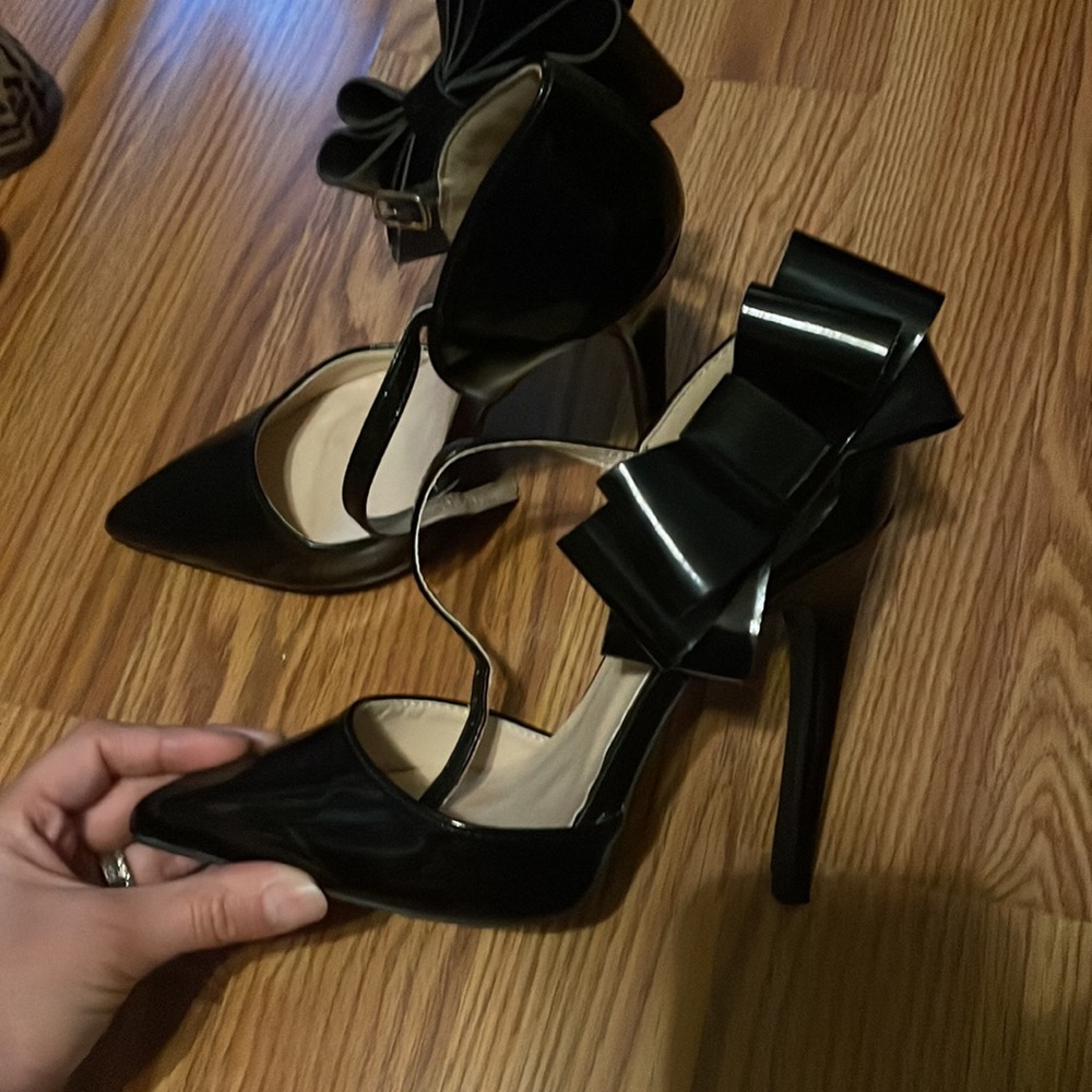 Pointy toe heel with bow